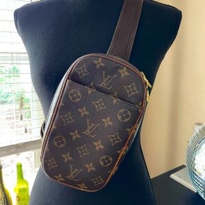 LOUIS VUITTON Crossbody Pochette Monogram Bag Unisex